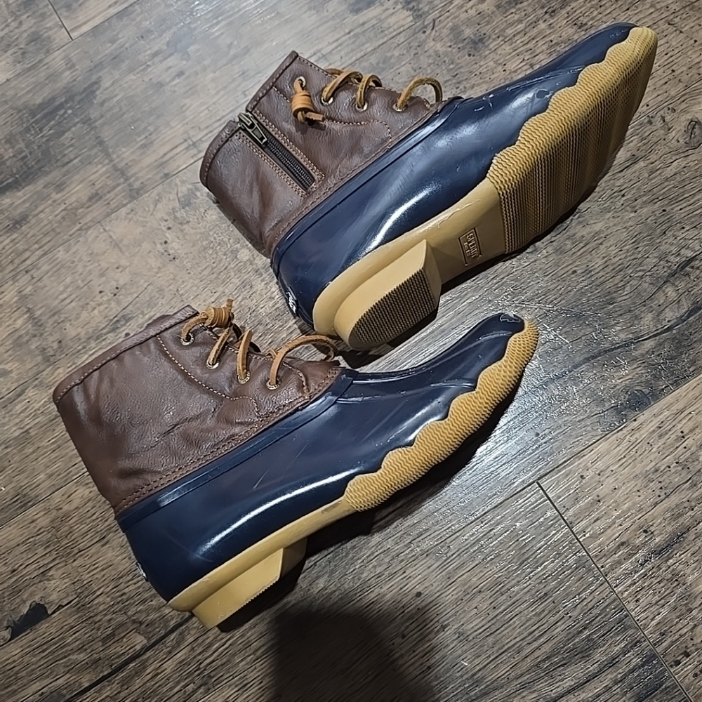 Sperrys womens boots sz 5